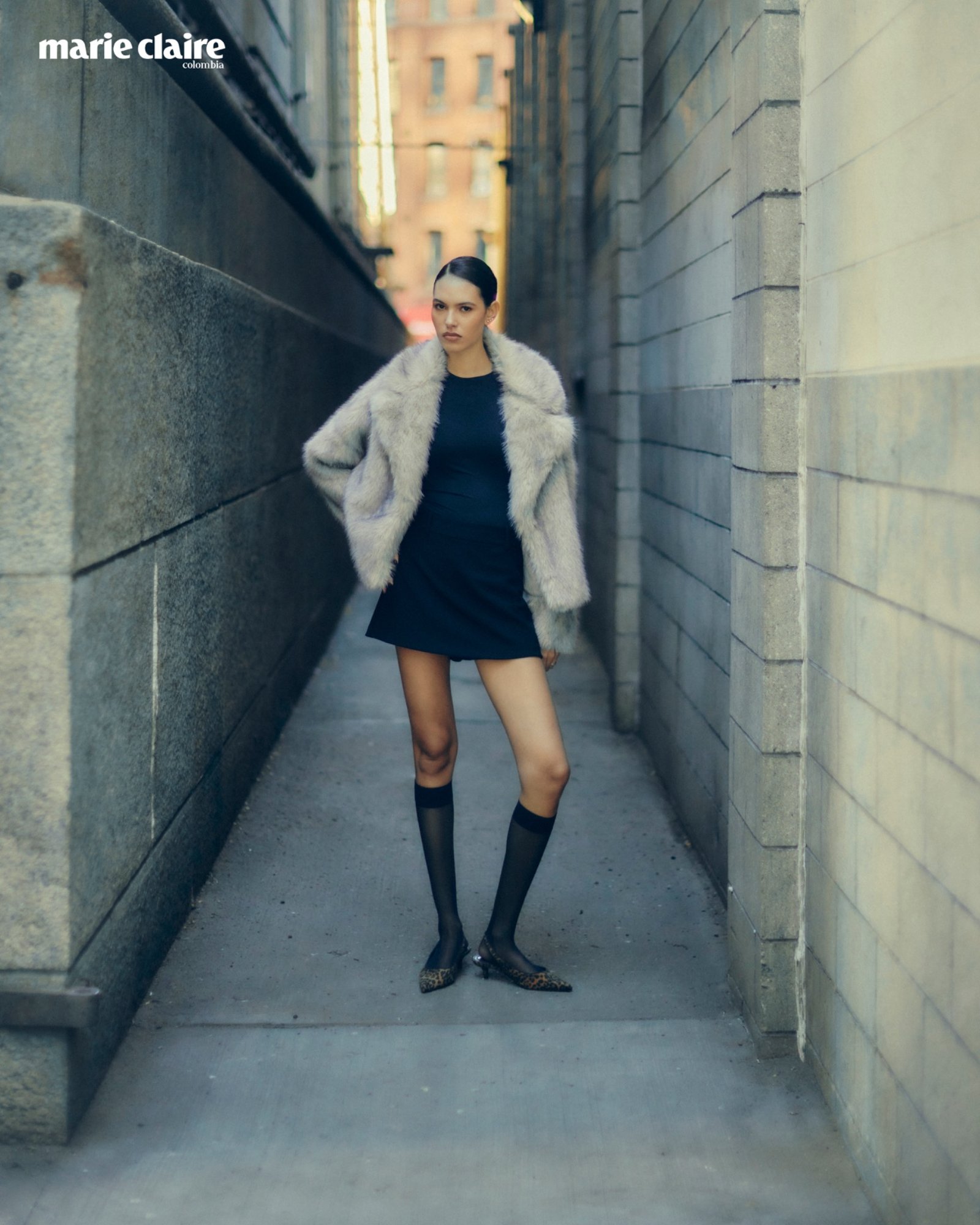 Editorial Marie Claire: modelo con abrigo gris en calle de Nueva York