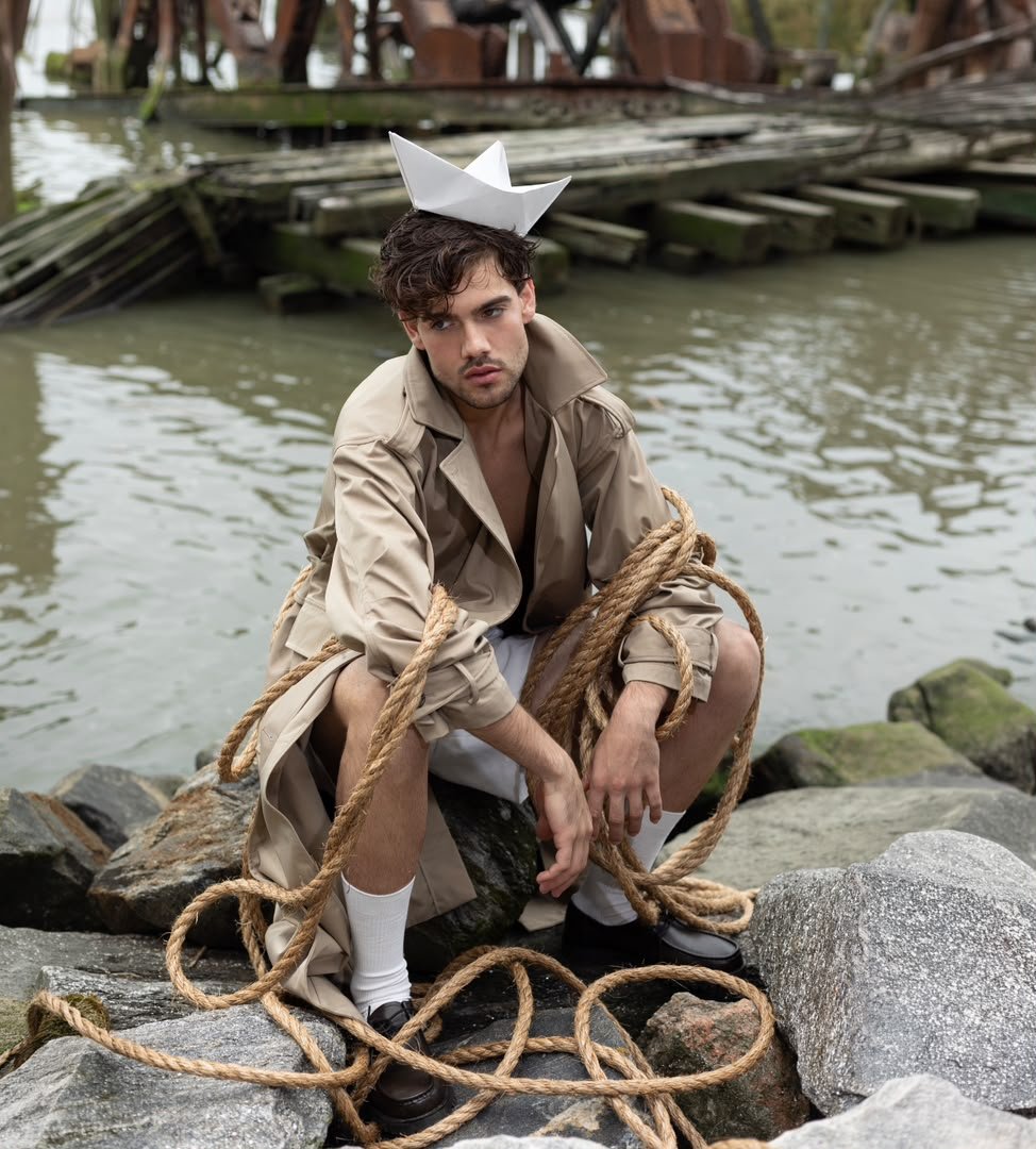 Modelo masculino en una costa rocosa